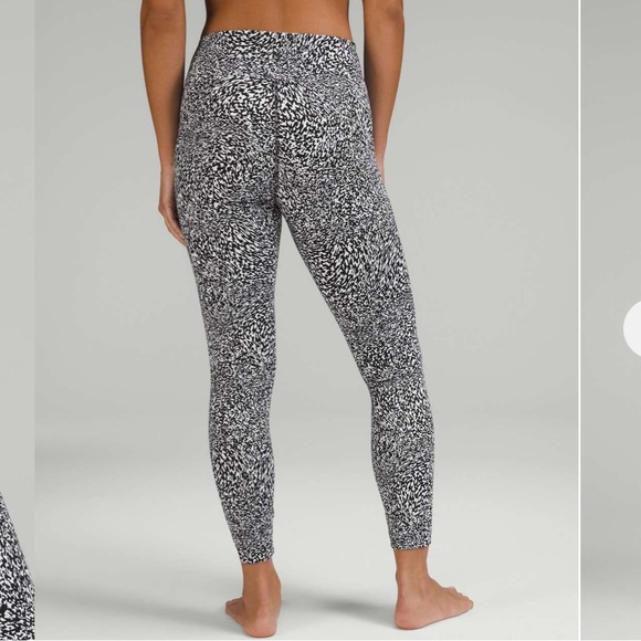 Like New Lululemon InStill Bundle. Size Top 6/Bottoms 4 - Picture 11 of 12